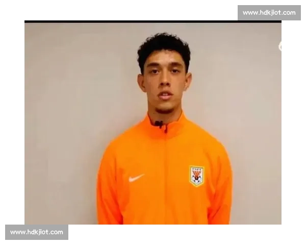 李小恒中超初体验:港队兄弟暖心遇,泰山平台引心动